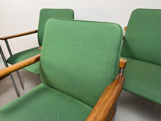 Image 1 of Juego de 4 sillas de comedor Thereca de diseño de mediados de siglo con tapicería verde vibrante.