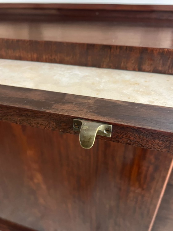 Image 1 of Seltenes Art Déco Sideboard der 30er Jahre – Mahagoni mit architektonischer Messingkrone & ausziehbarer Marmorplatte mit Label