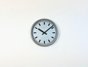 Orologio da parete grigio da stazione industriale di Nedklok, 1960