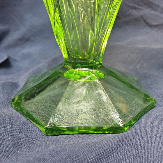 Vase Antique Art Déco Bohémien en Uranium / Verre Géométrique Effilé (Verre de Bohème) – Glass (photo 9 of 15)