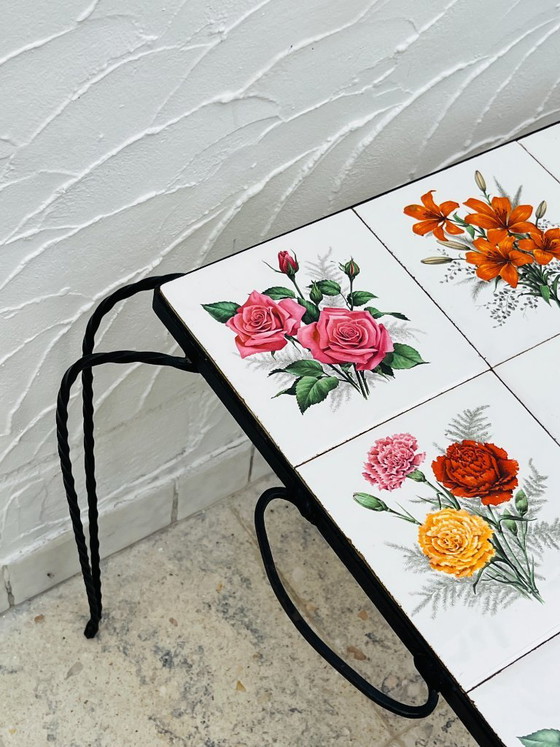 Image 1 of Vintage salontafel van smeedijzer met bloemmotief op de tegels.