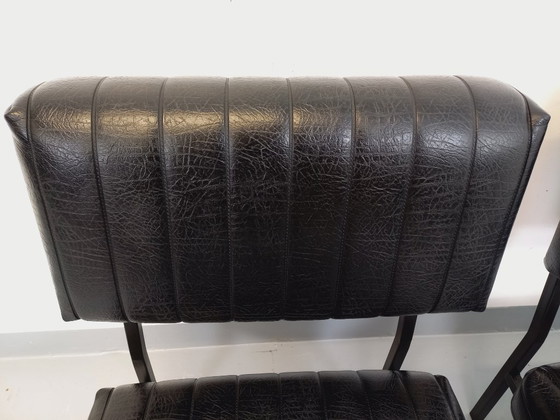 Image 1 of Set van 2 vintage modernistische loungestoelen in zwart kunstleer en metaal uit de jaren 60.