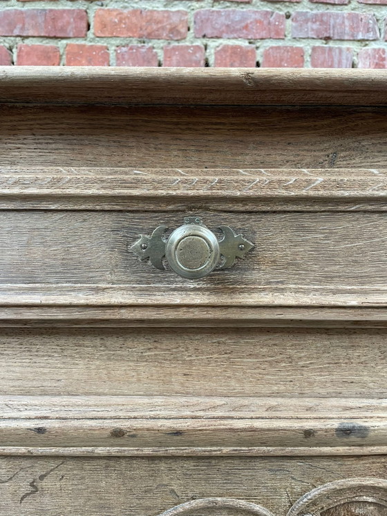 Image 1 of Credenza/buffet in stile rustico in rovere massello con intagli in legno.