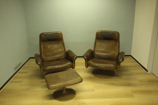 Two De Sede Swivel Armchairs with Ottoman (Footstool), brown neck leather