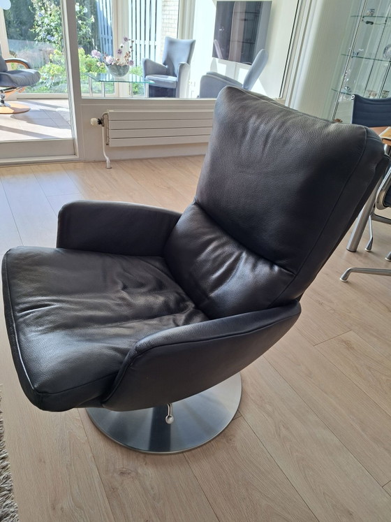 Fauteuil pivotant bleu avec pied en chrome brossé, Chaises pivotantes, Cuir (photo 2 sur 5)