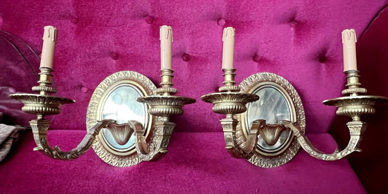 Een paar massief vergulde bronzen wandlampen in Lodewijk XVI-stijl. (photo 2 of 8)