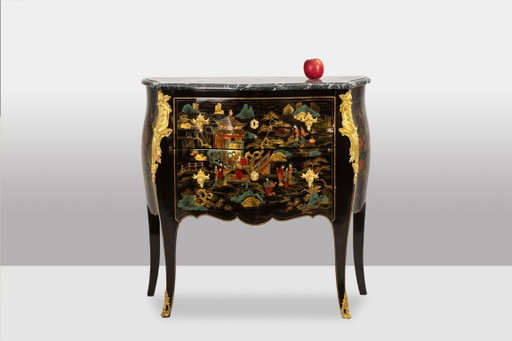 Commode sauteuse de style Louis XV en laque. Années 1950.