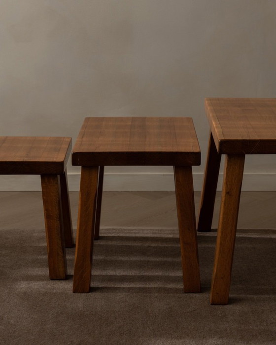 Image 1 of Vintage brutalistische massief eikenhouten bijzettafels (set van 3) – Nederlands, jaren 70