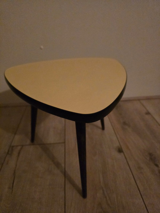Image 1 of Magnifique table d'appoint triangulaire rétro vintage ocre à bordure noire