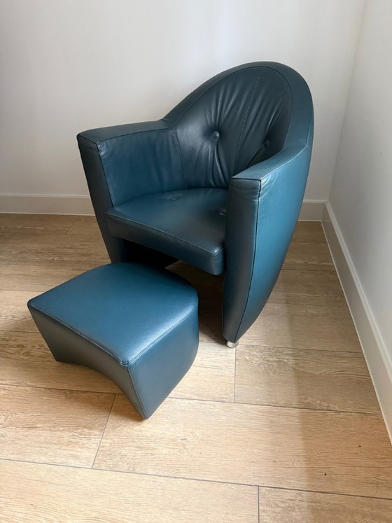 Image 1 of Sillón Leolux Carabita con otomana, tapizado en piel verde oscuro.