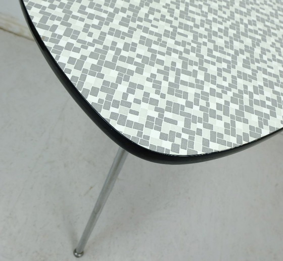 Image 1 of Mesa de centro de tres patas de los años 50 con tablero de formica y patas cromadas inclinadas.