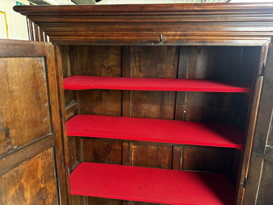 Image 1 of Antiker Kleiderschrank/Schrank im spanischen Stil aus Massivholz mit geschnitzten Paneelen