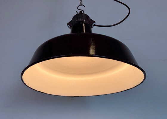 Image 1 of Industriële zwarte geëmailleerde fabriekslamp met gietijzeren bovenkant, jaren 50