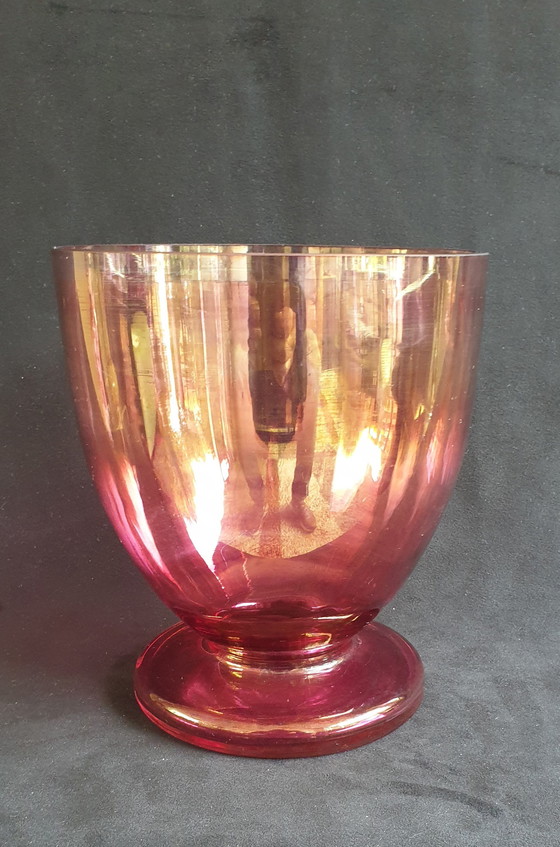 Image 1 of Vaso di cristallo dalla lucentezza iridescente/oleosa.