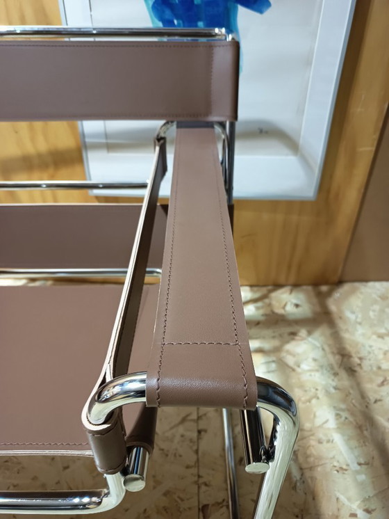 Image 1 of Poltrone Knoll Wassily B3 2 nuove/usate in pelle color noce di Marcel Breuer € 4.400
