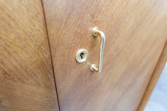 Image 1 of Armoire 1950 Mid-Century-Modern chêne en frisage 2 portes, 2 tiroirs, 4 étagères, 30cm de penderie et miroir 54x18cm