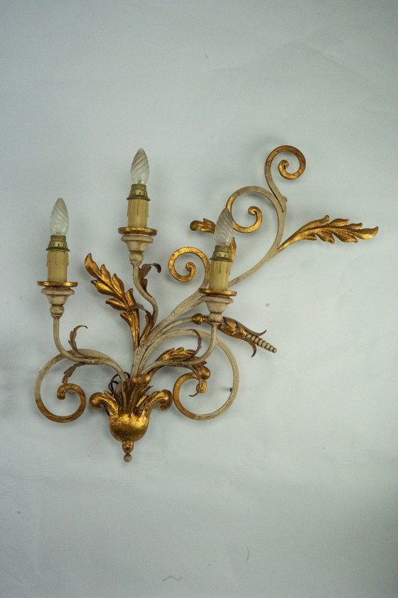 Image 1 of Coppia di grandi lampade da parete floreali in metallo dorato e laccato. Italia anni '60