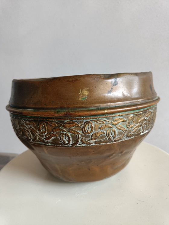 Image 1 of Set decorativo vintage in ottone e rame: vaso a forma di elefante in rilievo e ciotola floreale martellata.