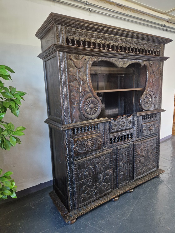 Image 1 of Ancienne armoire buffet gothique sculpture