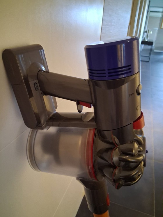 Image 1 of Dyson Absolute V8 cordless vacuum cleaner