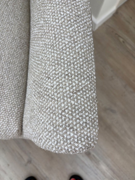 Poltrona con base girevole a quattro gambe e rivestimento in tessuto bouclé beige e grigio. – Sedie girevoli (photo 4 of 10)