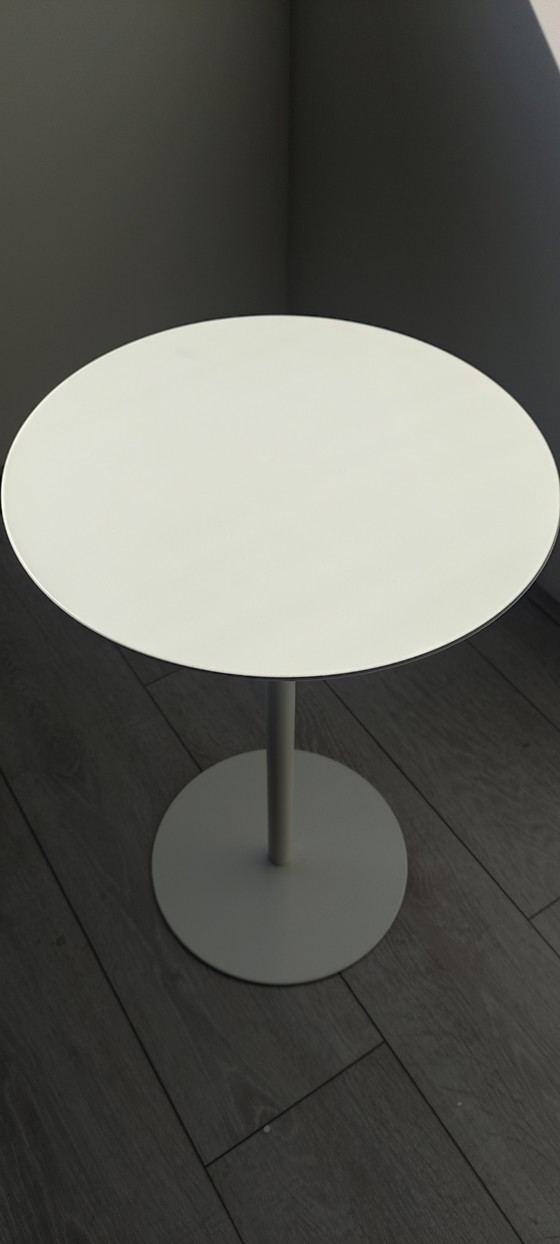 Image 1 of Table d'appoint moderne blanche en acier