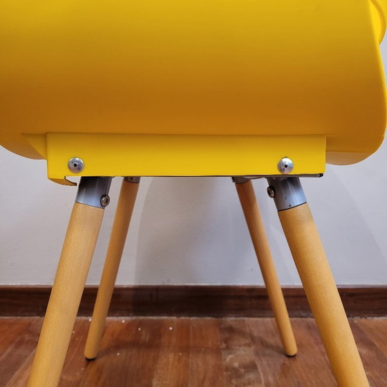 Image 1 of Paire de chaises jaunes, assise en PVC, design contemporain