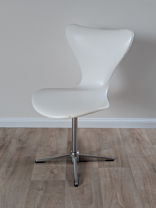 Sedia girevole vintage in skai bianco – stile danese di metà secolo di Arne Jacobsen