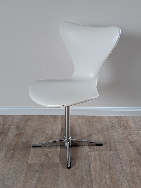Image 1 of Vintage White Skai Swivel Chair – Danish Mid-Century Arne Jacobsen Style