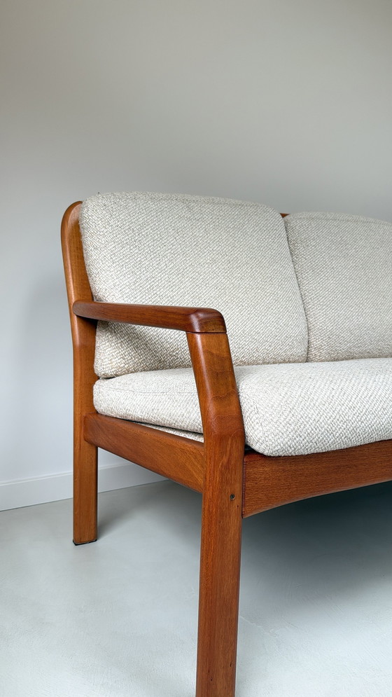 Image 1 of Canapé Dyrlund vintage en bois avec coussins beiges