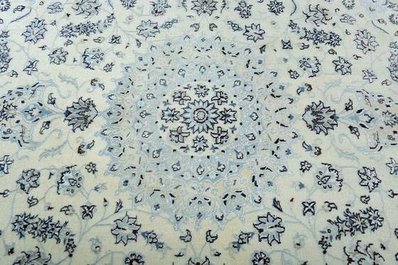 Image 1 of Handgeknoopt Nain 9La oosters tapijt - 291 x 195 cm - Fijne details met zijde in crème en blauw