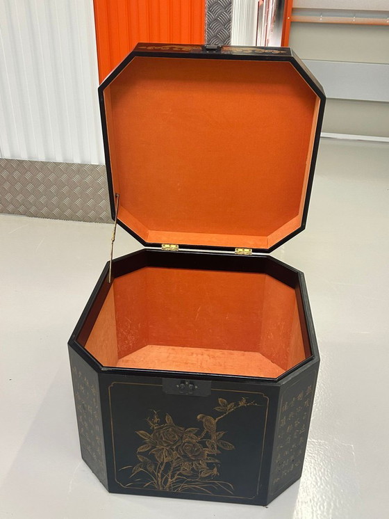 Image 1 of Zwei antike asiatische achteckige Lacktruhen mit goldfarbenen Abbildungen.