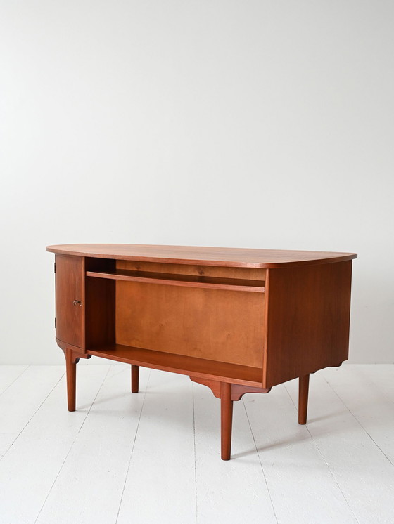 Image 1 of Bureau scandinave ovale en teck des années 1960