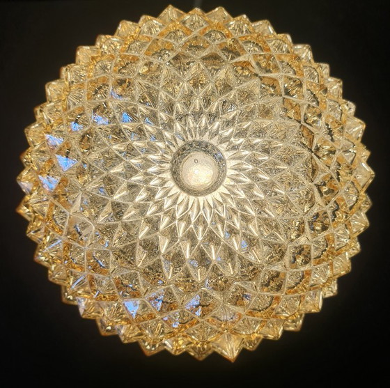 Lampada da soffitto in stile Mid-Century con struttura a pigna/ambra e oro – Plafoniere, Plastic, Glass (photo 6 of 11)