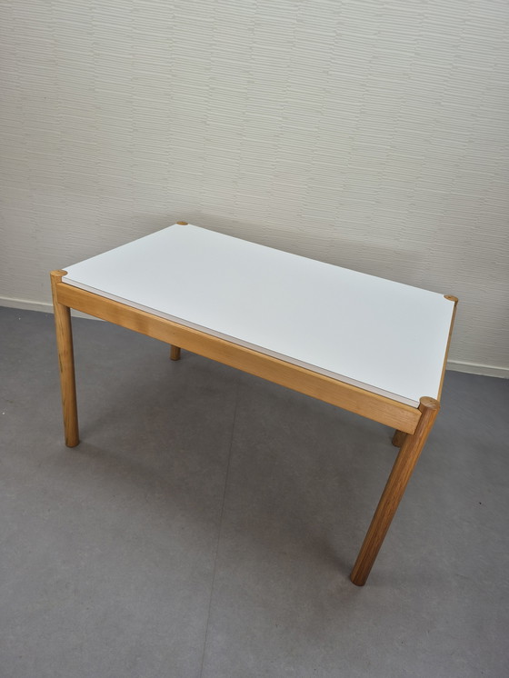 Image 1 of Tavolo di design scandinavo, in rovere con piano in formica.