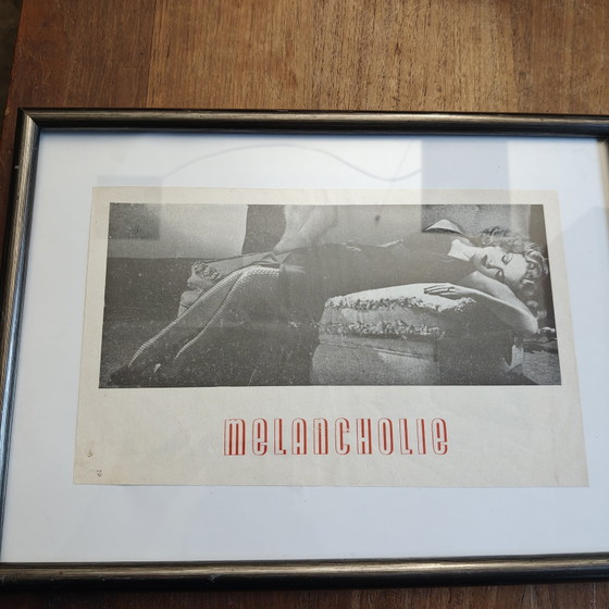 Image 1 of Originale schockierende „Melancholie“ von 1954 – gerahmte Seite aus einem belgischen Pin-up-Magazin