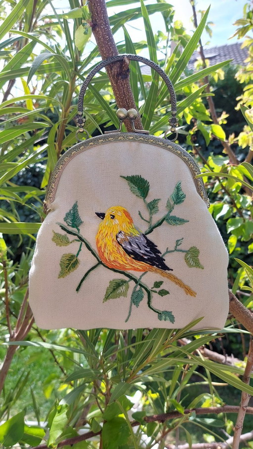 Bolso de diseño, hecho a mano, con bordados.