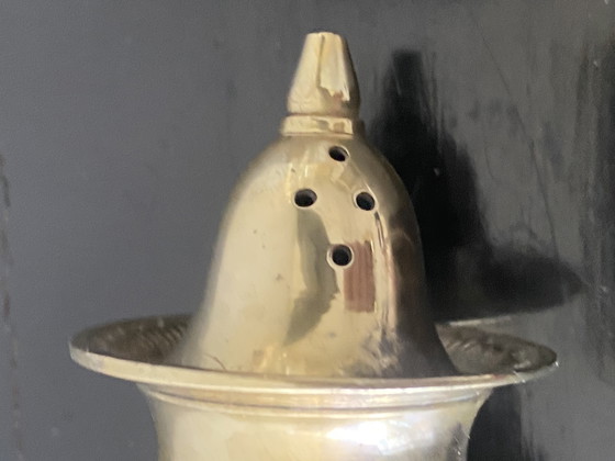 Image 1 of Duo of vintage salt and pepper shakers in silver-plated brass, early 20th century. English provenance