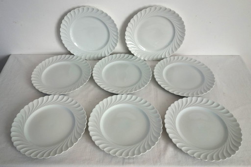 Set van 8 witte, gedraaide porseleinen dinerborden van Limoges Haviland.