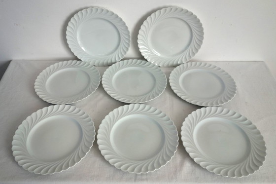 Image 1 of Set van 8 witte, gedraaide porseleinen dinerborden van Limoges Haviland.