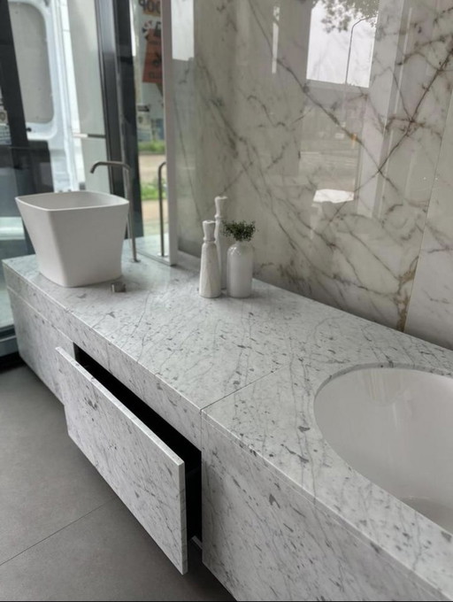 Makro Design Badezimmermöbel; Marmorwaschbecken mit Badewanne