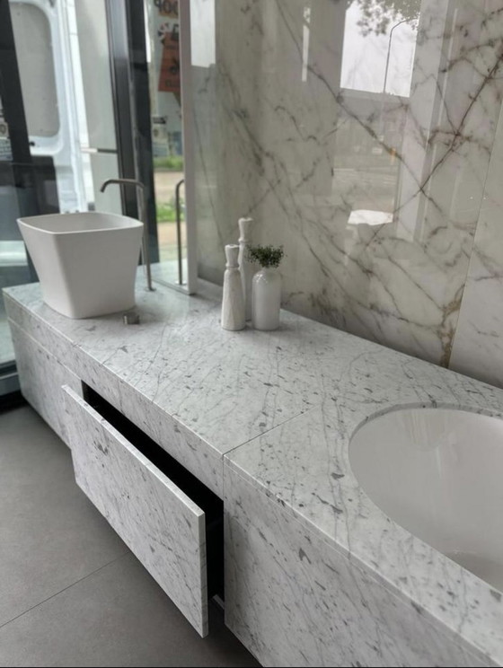 Image 1 of Mueble de baño de diseño Makro; lavabo de mármol con bañera
