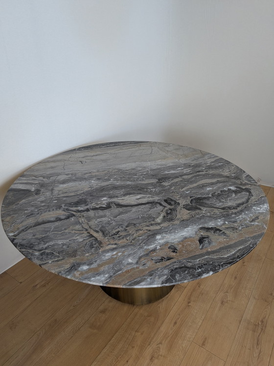 Image 1 of Mesa de comedor de diseño de mármol macizo | Ø150 cm | Base cónica de latón