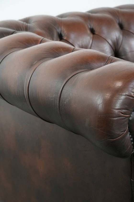 Image 1 of Canapé Chesterfield vintage 2 places en cuir de vachette marron foncé, de style anglais