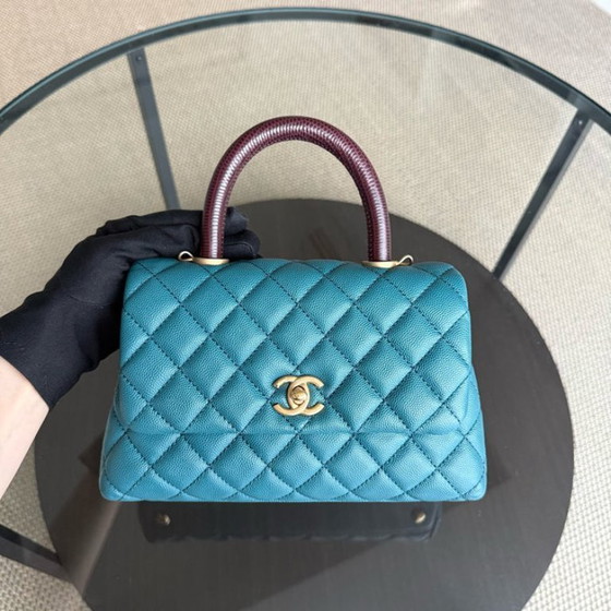 Image 1 of Chanel Coco Handle Small - Caviar trapuntato blu con finiture dorate Serie 28