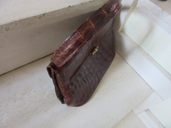 Image 1 of Bolso clásico retro de piel charol marrón oscuro con relieve de cocodrilo, forrado en ante.