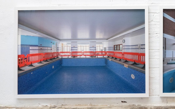 Image 1 of Piscina vuota — fotografia a colori incorniciata 100x150 cm