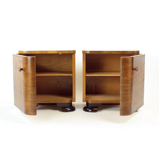 Image 1 of Minimalistische Art Deco nachtkastjes van walnootfineer, Tsjechoslowakije, jaren 1930