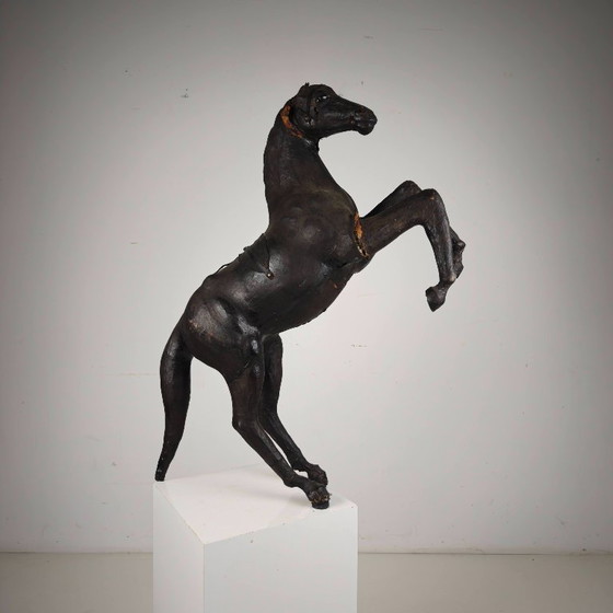 Image 1 of Antieke leren paardensculptuur uit het begin van de 20e eeuw met glazen ogen.