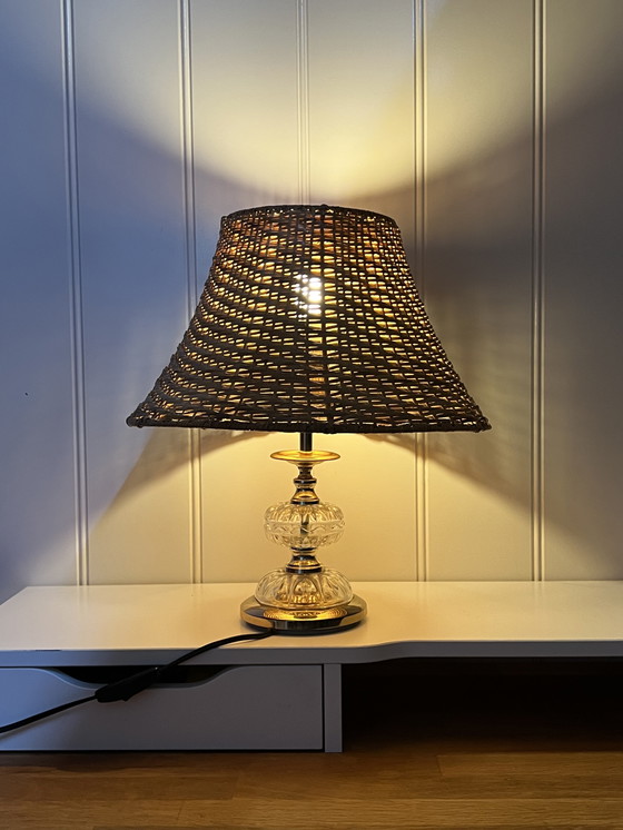 Image 1 of Lampada da tavolo vintage con paralume in rattan e base in vetro - stile boho